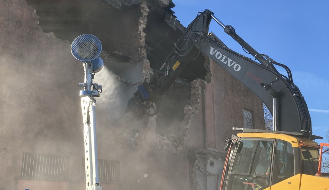 cannone nebulizzatore in azione in un cantiere
