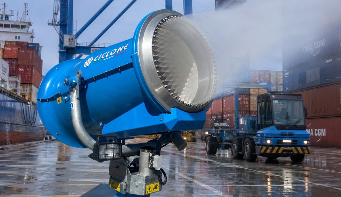 cannone nebulizzatore Ciclone in una zona logistica portuale